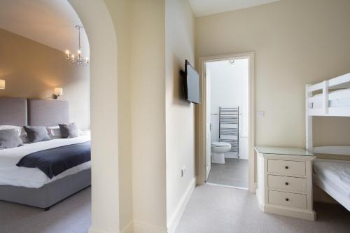 Family Room (2 adults + 2 children)