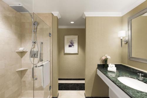 Deluxe King Room with City View