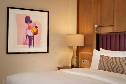 Deluxe King Room with City View