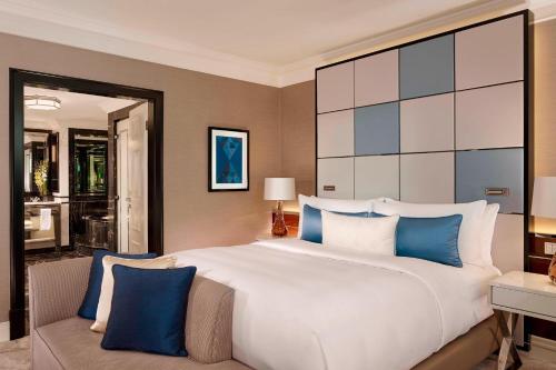 Carlton Club Suite