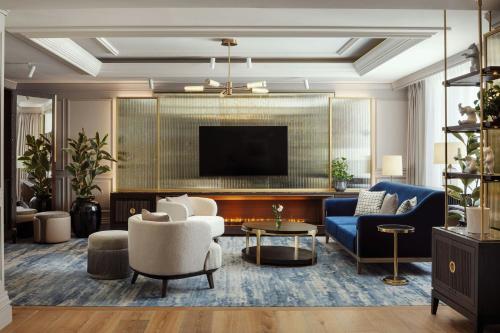 Carlton Club Suite