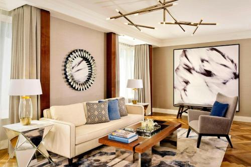 Carlton Club Suite