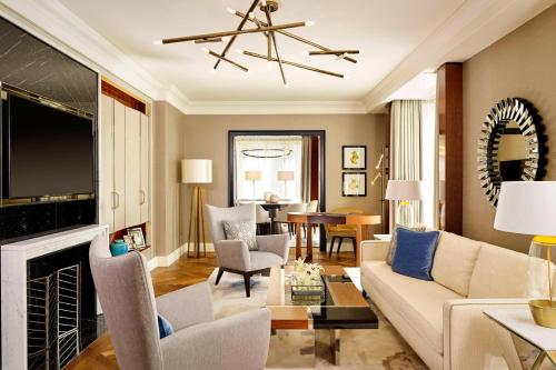 Carlton Club Suite