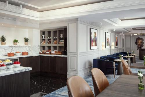 Carlton Club Suite
