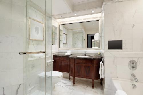 Island Shangri-La Executive King Suite