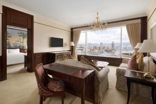 Island Shangri-La Harbor View Suite King Room