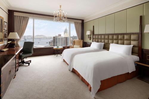 Island Shangri-La Deluxe Harbor View Twin Room