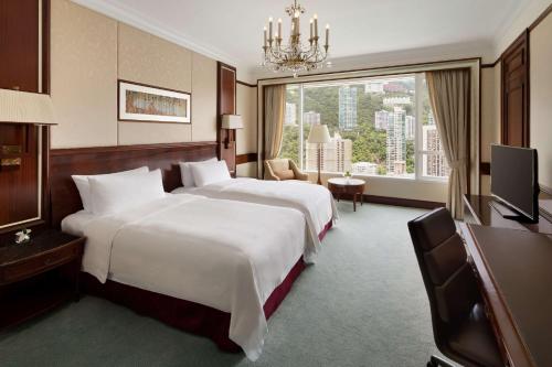 Island Shangri-La Deluxe Peak View Twin Room