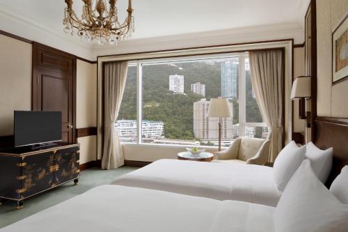 Island Shangri-La Deluxe Peak View Twin Room