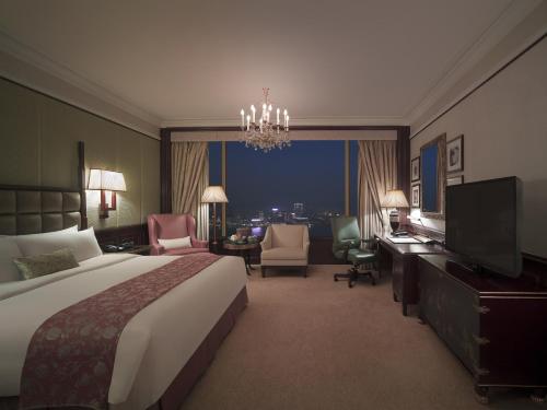 Staycation Offer - Deluxe King Room with Harbour View and HKD 1000 Hotel Credit