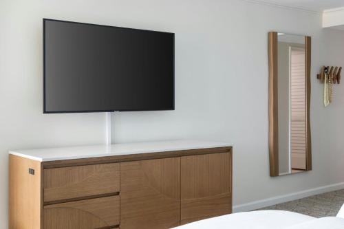 Newly Renovated Tower Partial Ocean View, Larger Guest room, 2 Double