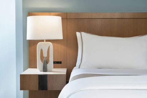 Newly Renovated Tower Ocean View, Larger Guest room, 1 King, Ocean view
