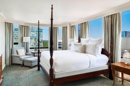 1 Bedroom Suite, 1 King, Skyline view, Corner room