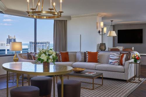 1 Bedroom Suite, 1 King, Skyline view, Corner room