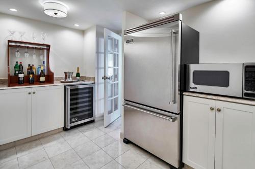 1 Bedroom Suite, 1 King, Skyline view, Corner room