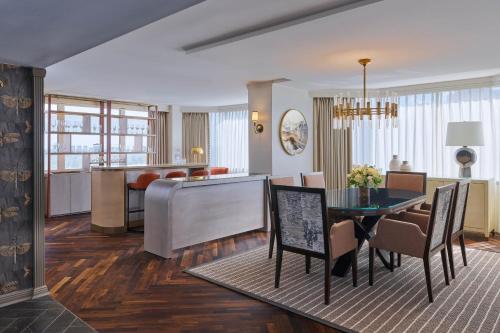 One-Bedroom Presidential King Suite with Skyline View