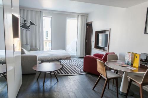 Large Queen Suite Lounge Area and View
