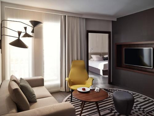 Large Queen Suite Lounge Area and View