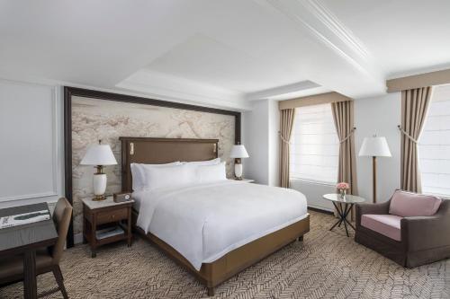 Deluxe Interior View Room, 1 King Bed