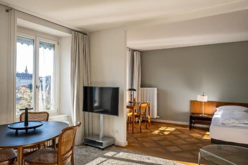 Junior Suite  with View to Rhine River