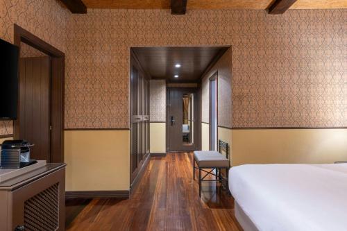 Deluxe Family King Room