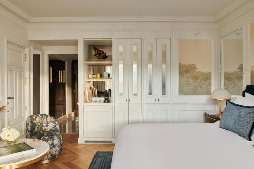 Deluxe Guest room with 1 King Bed