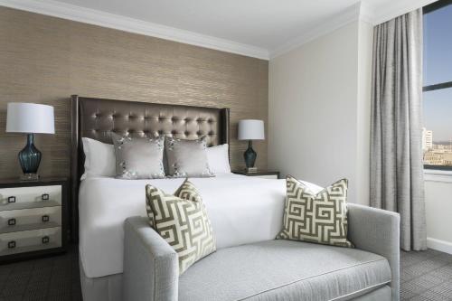 Suite, Club Lounge access, 1 Bedroom Suite, 1 King, Sofa Bed, City Hall view