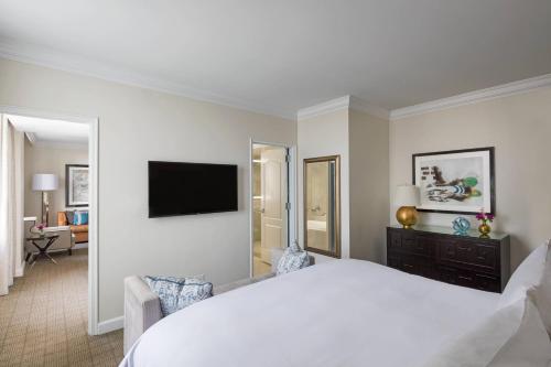 Suite, Club Lounge access, 1 Bedroom Suite, 1 King, Sofa Bed, City Hall view
