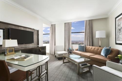 Suite, Club Lounge access, 1 Bedroom Suite, 1 King, Sofa Bed, City Hall view