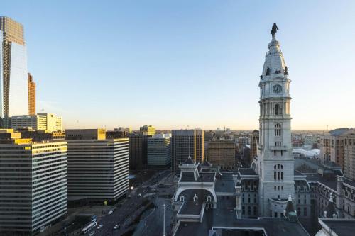 Suite, Club Lounge access, 1 Bedroom Suite, 1 King, Sofa Bed, City Hall view