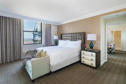 Luxury One-Bedroom Suite, Club Lounge Access, 1 Bedroom Larger Suite, 1 King, Bathrooms: 1.5