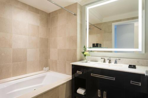 Luxury One-Bedroom Suite, Club Lounge Access, 1 Bedroom Larger Suite, 1 King, Bathrooms: 1.5