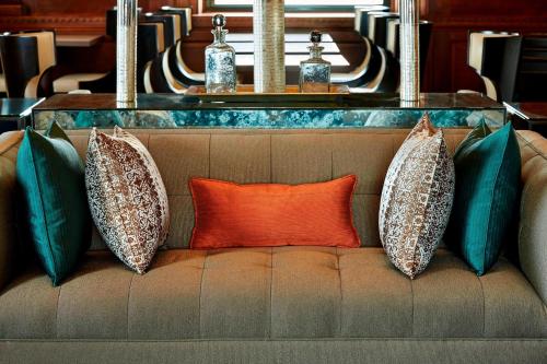 Luxury One-Bedroom Suite, Club Lounge Access, 1 Bedroom Larger Suite, 1 King, Bathrooms: 1.5