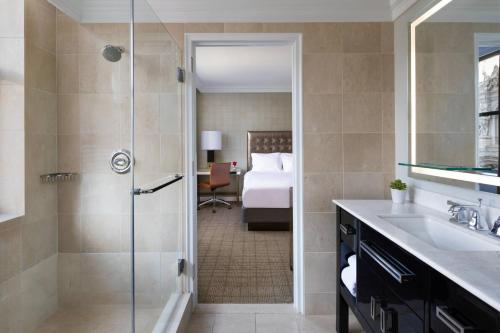Smaller Guest room, 1 Queen