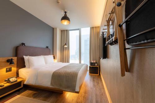 Moxy Large Superior Queen Room