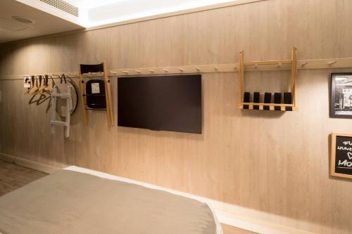 Moxy Large Superior Queen Room