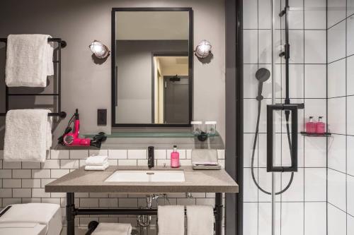 Moxy Large Premium Twin Room
