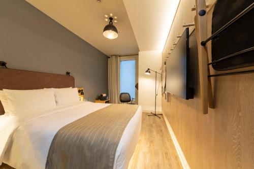 Moxy Queen Room
