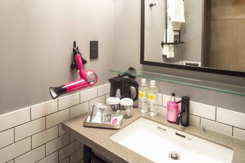 Moxy Twin Room
