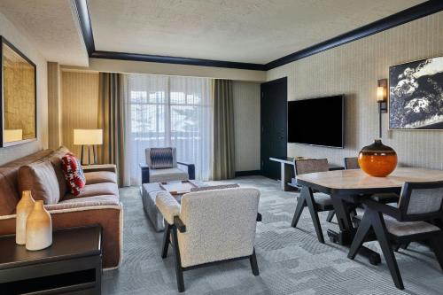 1 Bedroom Residential Suite, 1 King, Sofa bed