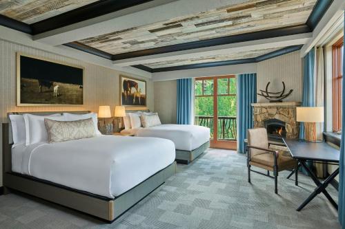 Guest room, 2 Queen, Mountain view