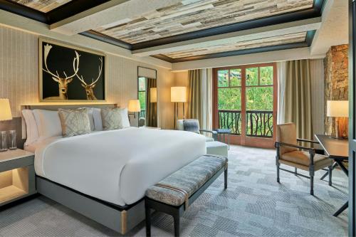 1 Bedroom Residential Suite, 1 King, Sofa bed, Mountain view