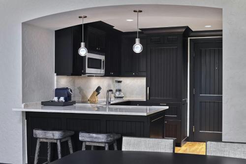 1 Bedroom Residential Suite, 1 King, Sofa bed, Mountain view