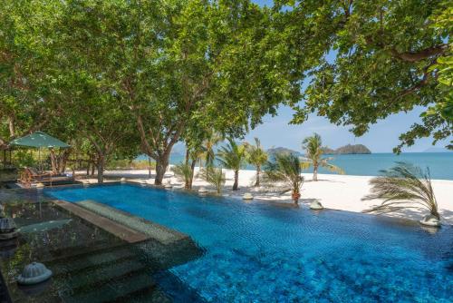 Royal Beach Villa One-Bedroom King Room with Pool