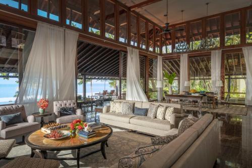Royal Beach Villa One-Bedroom King Room with Pool