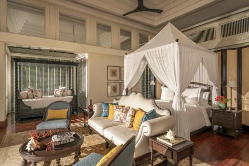 Royal Beach Villa One-Bedroom King Room with Pool