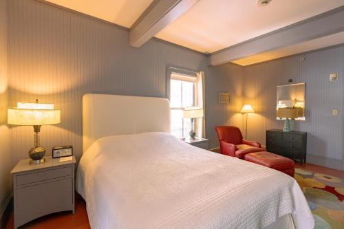 Deluxe Standard Queen Room 