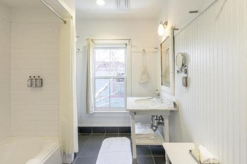 Deluxe Standard Queen Room 