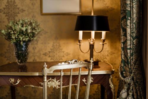 City Queen Room