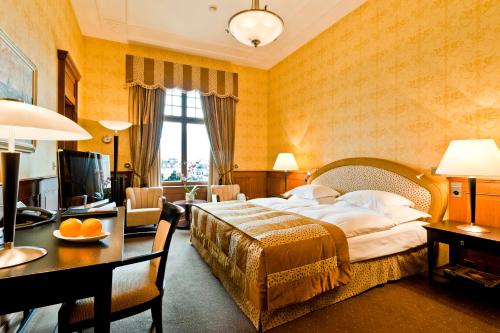 Deluxe Family Room with Rhine River View